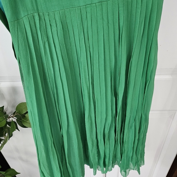 Elegant Green Pleated Dress - Picture 5 of 7